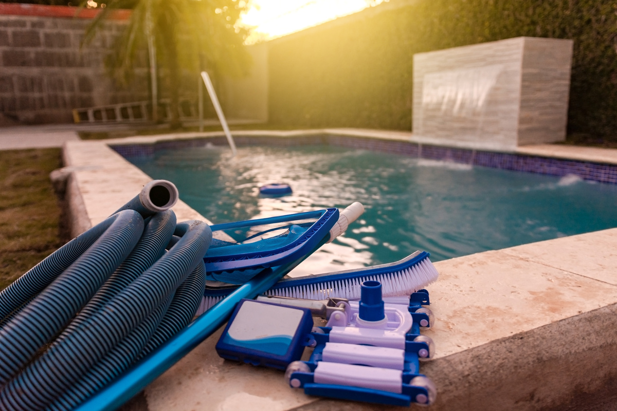 Swimming pool cleaning and maintenance kit, image of pool cleani